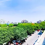 Hotel In West Vinod Nagar