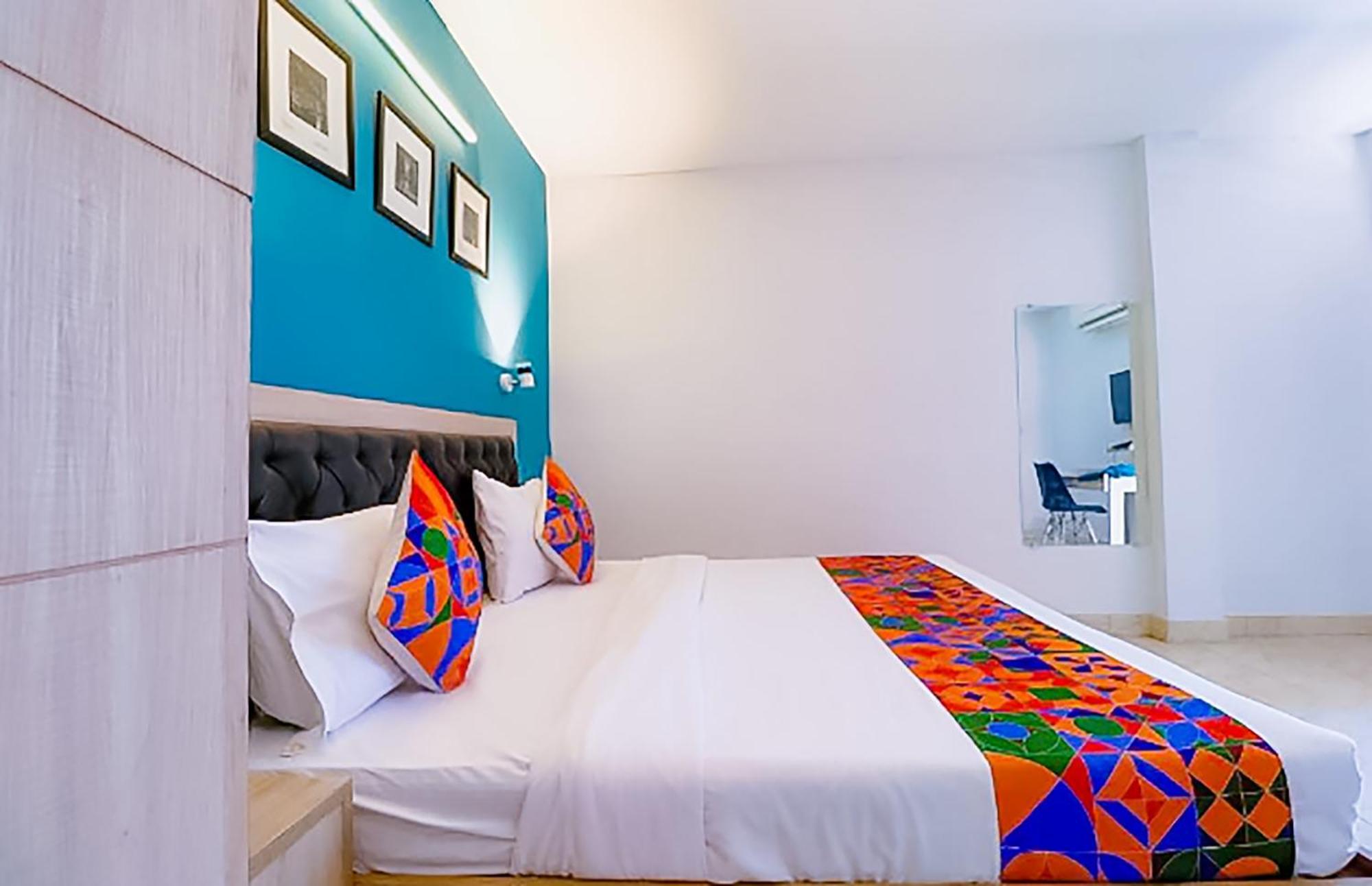 Hotel In West Vinod Nagar